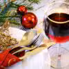 gedeckter und weihnachtlich dekorierter Tisch