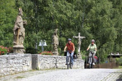 Radfahrer mit e-bike auf der Gruenbachtalbruecke im Ortsteil Gerlachsheim