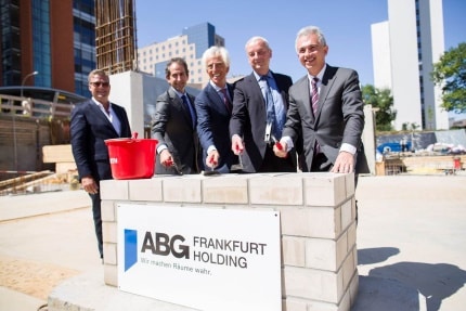 Mit Kelle: Max Baum, Michael Baum, Frank Junker und Peter Feldmann bei Grundsteinlegung in Niederrad