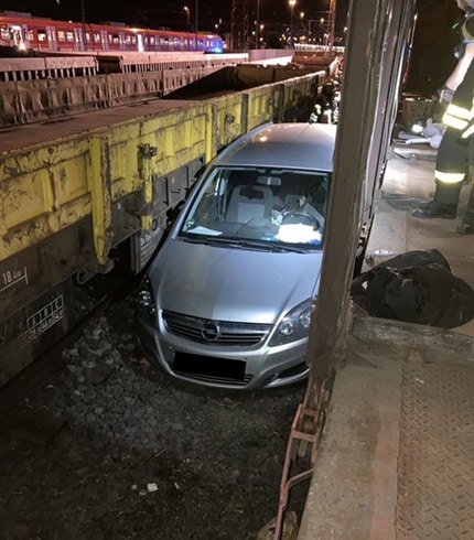 Auto im Gleisbereich am Hanauer Hauptbahnhof